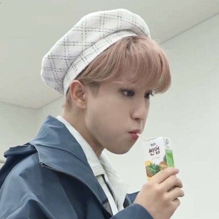 tiny boi han jisung ><

< #한 3 !! <a href="/Stray_Kids/">Stray Kids</a> 🍓