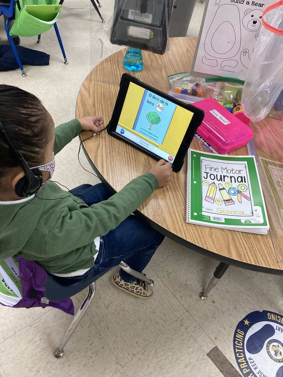 Loya_Primary90's tweet photo. After breakfast our Prek-4 little Eagles worked on I-Station. Loved to see how independent they have become. @Loya_Primary90 @SanElizarioISD @Istationed #buildingfuturereaders https://t.co/YFFq2Cc0tI