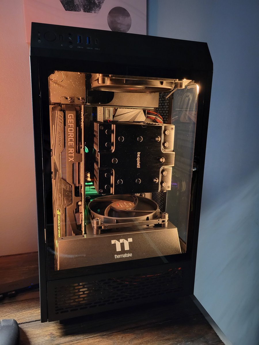 kyletoon1's tweet photo. It is finished. I think this is my most favorite pc build so far. https://t.co/aBmoiZtPXw