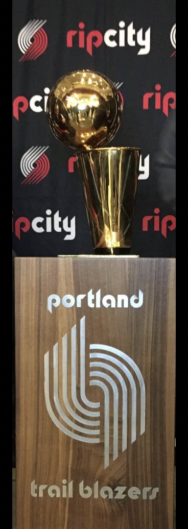 77Blazers's tweet photo. Jan 25 2017 - The @trailblazers honored their 1977 @NBA Championship by having the players and family members come to game this evening. My sons and I celebrated with the #Blazers and the #NBATrophy
#RipCity #thisdateBlazersHistory https://t.co/PdhNXwtAQG