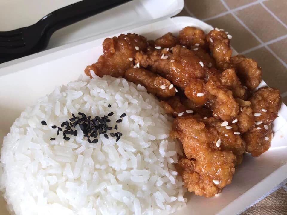 chickyhomemade's tweet photo. (26/1/64)รอบ 12.00 สั่งได้เลยน้า
ข้าวไก่ป๊อปซอสออริ,หมาล่า ,แจ่ว  ราคากล่องละ 50 บา��� 
ปีกไก่ (รสออริจินิล,หม่าล่า) ชิ้นละ 10 บาท ข้าวเปล่าก็มีน้า 
ส่งฟรีรอบบางแสน ฮาลาล ไม่ใส่ผงชูรส 
#กินไรดีมอบู #บางแสน #รีวิวบางแสน #รีวิวมอบู #ชลบุรีบางแสน #นัดรับบางแสน #ทีมบูรพา https://t.co/d1fU2joFcc