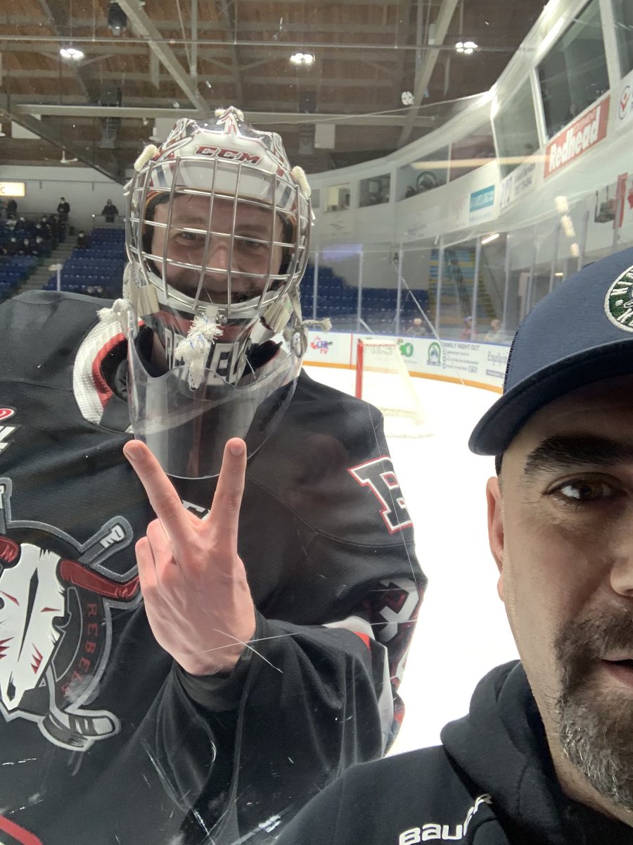 Last time I was this close to ⁦<a href="/ChaseCoward/">Chase Coward</a>⁩ in his gear we won a Provincial Title!! ⁦<a href="/Rebelshockey/">Red Deer Rebels</a>⁩ get the win and Chase with 1st ⭐️!