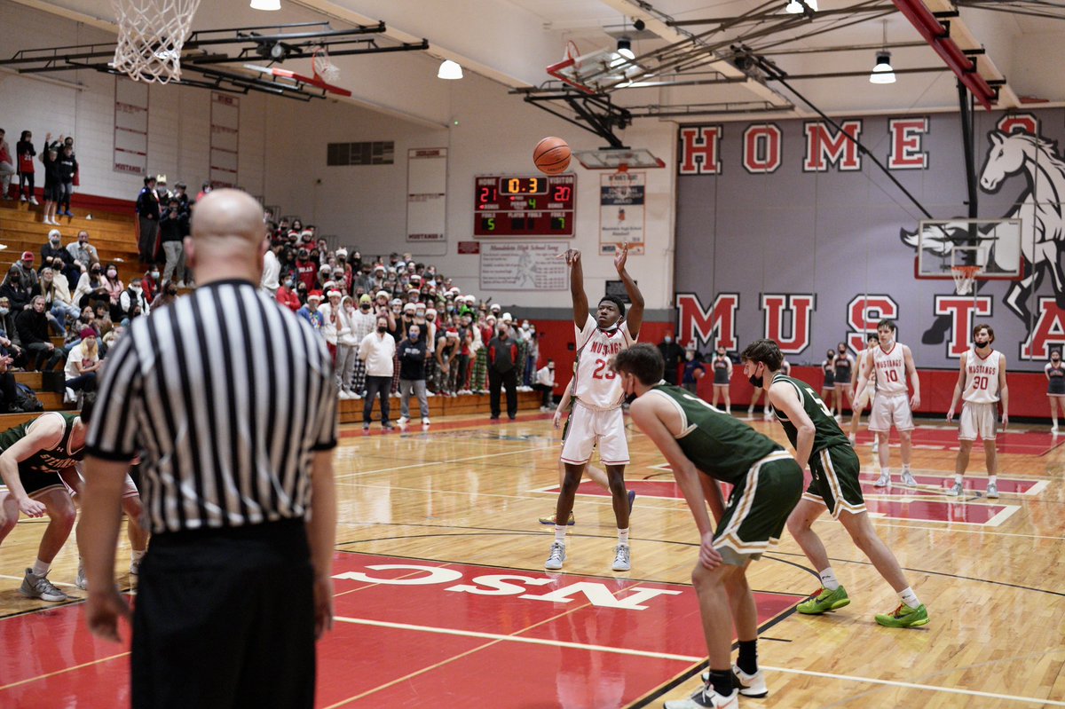 thefuturepix's tweet photo. @omarimrhinehart nails the game winning free throws (2) to seal the victory for the Mustangs in Mundelein High School’s 23-20 victory over the Stevenson Patriots. https://t.co/EJaM4PfAq3