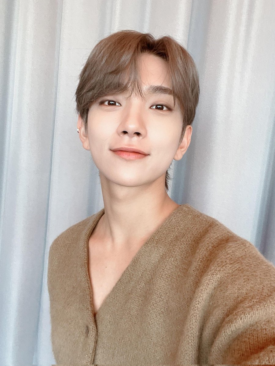 my_universe_dk_'s tweet photo. 반대로 홍지수씨는 평소는 반짝 안광인데 장난끼 생기면 안광이 사라짐

평소                                             장난칠때 https://t.co/docOEvZKZ6