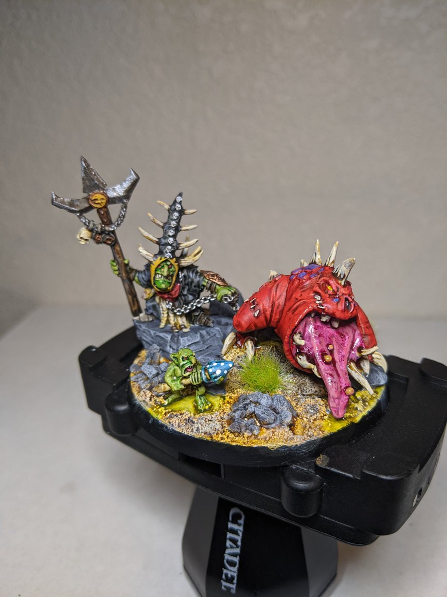 TheArachian's tweet photo. Been awhile since I posted... or painted for that matter. Had to paint up a hero real quick for LVO. Now he's ready for Vegas. Say hello to Grabbitz Trogg-squabbler. #PaintingWarhammer https://t.co/ZKd1NTixLD