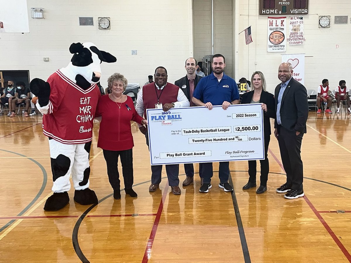 BenjieWimberly's tweet photo. I want to thank SNY Play Ball and Chick-fil-A for presenting a $2,500 grant to the Taub Doby Basketball League!!! #TaubDoby #PPS #PatRec https://t.co/ol21SJI1Pg