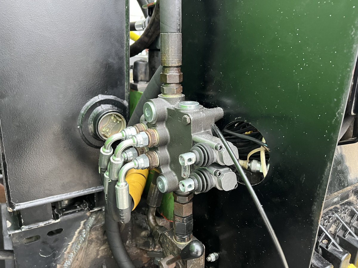 remzonamkad31's tweet photo. Поработали с эвакуаторной КМУ PALFINGER PK19500T. Установили новый гидробак, новый распред для задних опор, заменили рвд и рнд 

#gdplru #ремонткму #ремонтманипуляторов #крановыеустановки #ремонт #кму #манипуляторы #crane #palfinger #palfingerpk19500t #эвакуатор #ремонтэвакуатора https://t.co/sAHQdEBqcA
