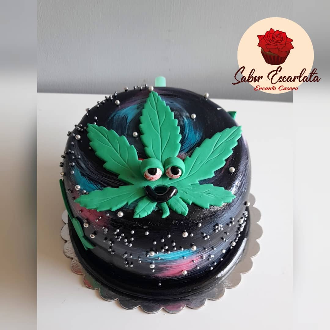 SaborEscarlata's tweet photo. Eres amante de la #weed? Te traemos las más entrete y novedosa torta🙌 #tortapipa 🌱🚀 pide el 4° deseo con el cañito!!!🙌🙌 #pasteleria #tortas #SantiagodeChile #pastel #reposteria https://t.co/E1QZAzq5mO