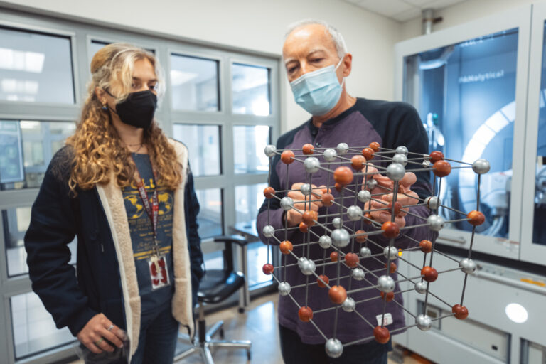 Stanford course teaches scope of materials science and engineering, including career directions and opportunities. news.stanford.edu/report/2022/01…