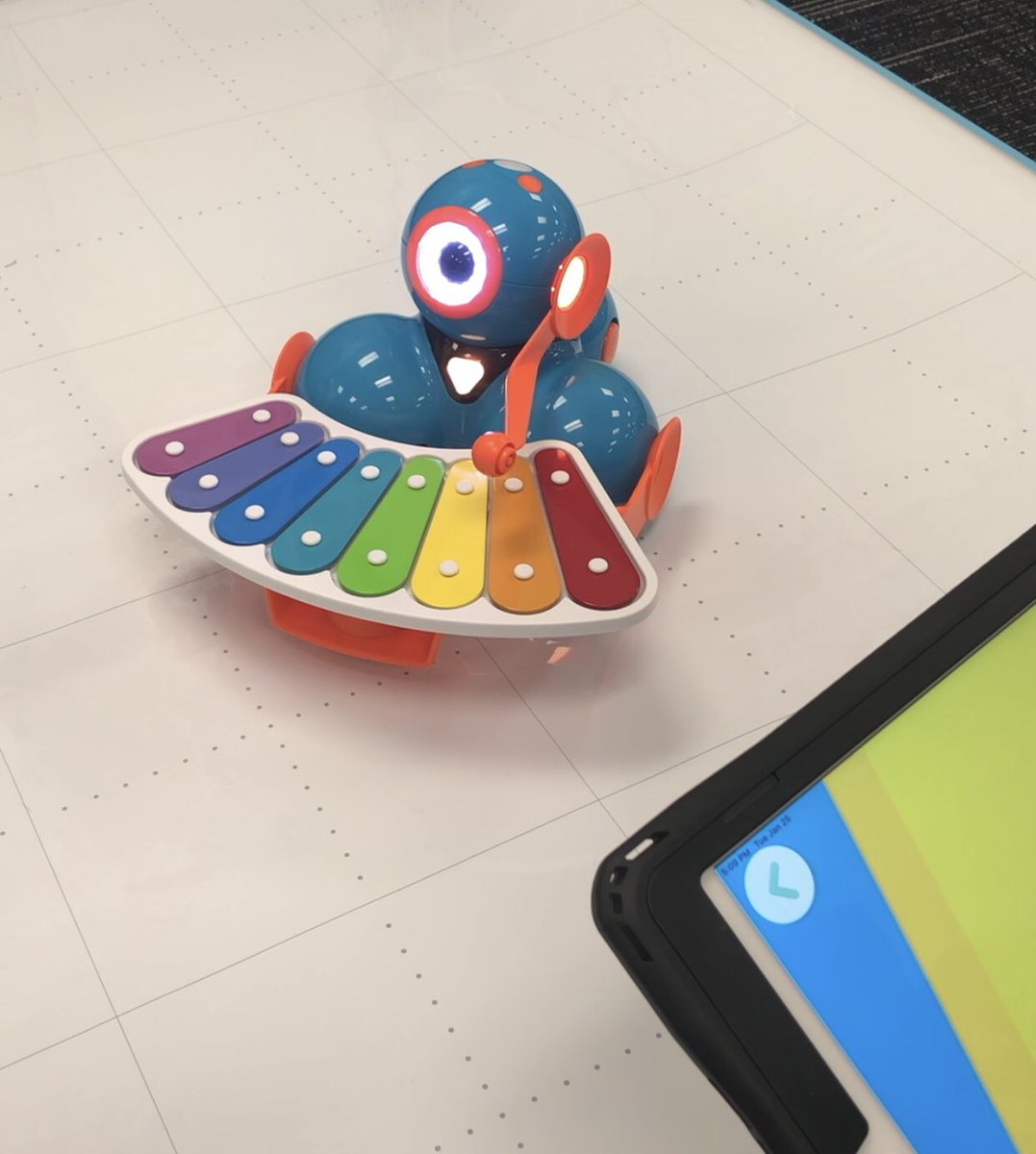 BucksIUSTEAM's tweet image. In school, out of school, we’ve got you covered! #MobileFabLab created gummy bear pianos w @makeymakey today @RollingHillsES and our after school coding club at #FabLabCenter had #Dash @WonderWorkshop moving and grooving! #STEMinPA #CSforALL