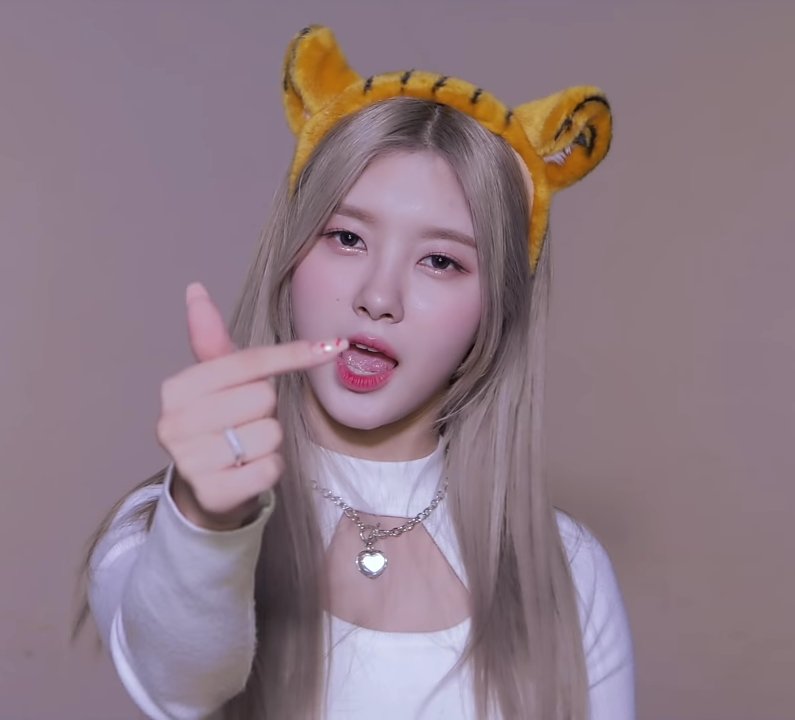 utokkis_'s tweet photo. dayeon dengan heart gedenya : https://t.co/cmAy1eVXbJ