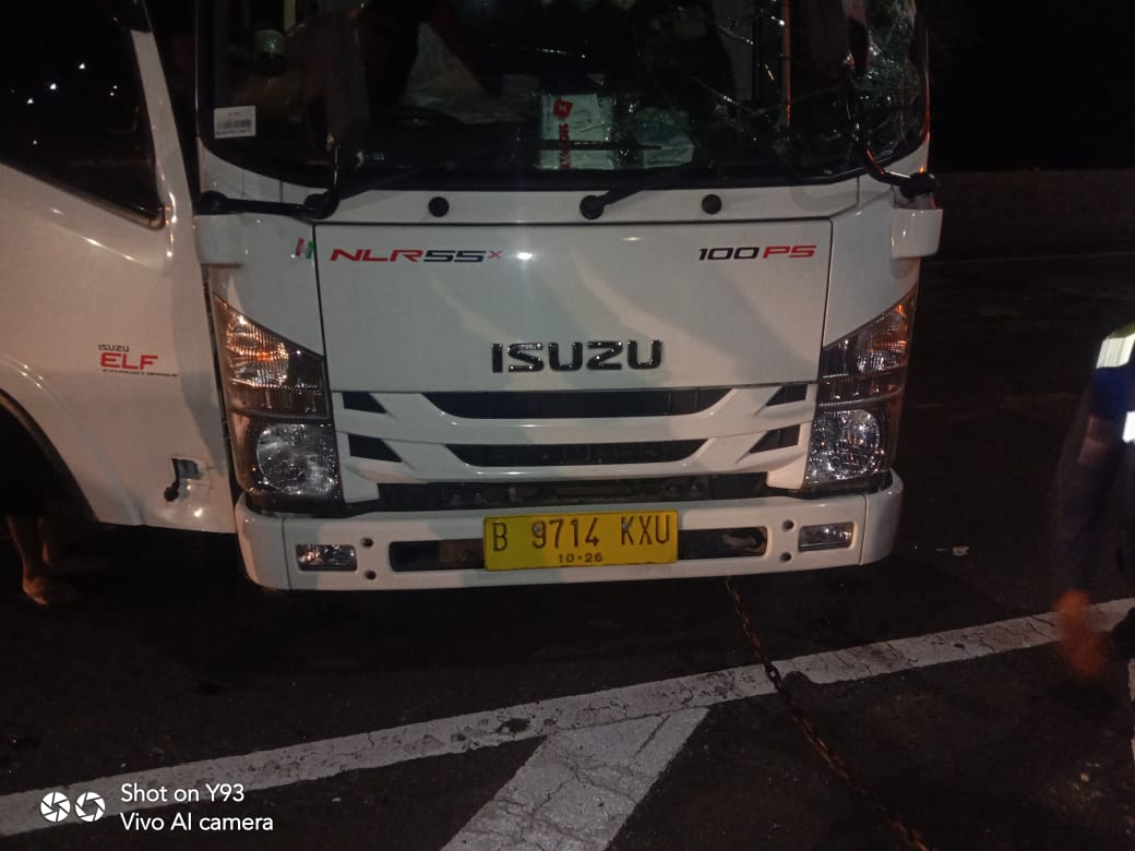 TMCPoldaMetro's tweet photo. 06.57 Terjadi kecelakaan tunggal dini hari ini sebuah truk box B 9714 KXU terguling di Tol Dalam Kota Km. 24 Pluit arah Tj. Priok. Kecelakaan sudah dievakuasi oleh petugas Polri dan PT. Jasa Marga. https://t.co/MzDj8e2bQc