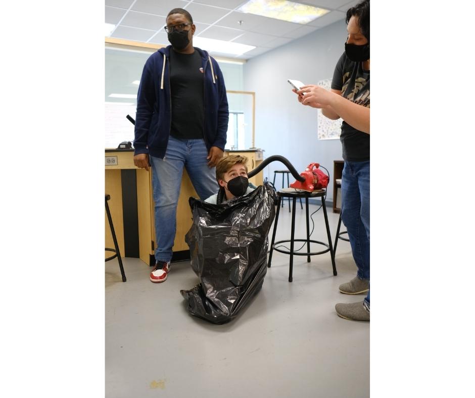 MIS_ATL's tweet photo. Our sophomore scientists have been exploring kinetic molecular theory! ⚛️

Over the last few days, these students have been demoing a few situations to examine the behavior of gases and explain pressure.

Tap in to see our sophomore scientists at work! 👩🏻‍🔬🧑🏾‍🔬 https://t.co/EOinDV3jpY