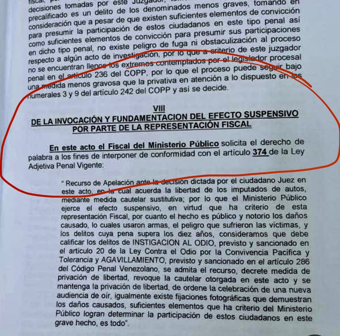 TarekWiliamSaab's tweet photo. 1) #DECLARADA CON LUGAR #APELACIÓN d @MinpublicoVE CON EFECTO SUSPENSIVO ejercida ante Corte d Apelaciones d #Barinas q mantiene #privativa a sujetos q con una horda d 200 personas asaltó con #mandarías la casa d una señora y su menor hijo:alegando hacer justicia por mano propia https://t.co/NShV4tXhMt