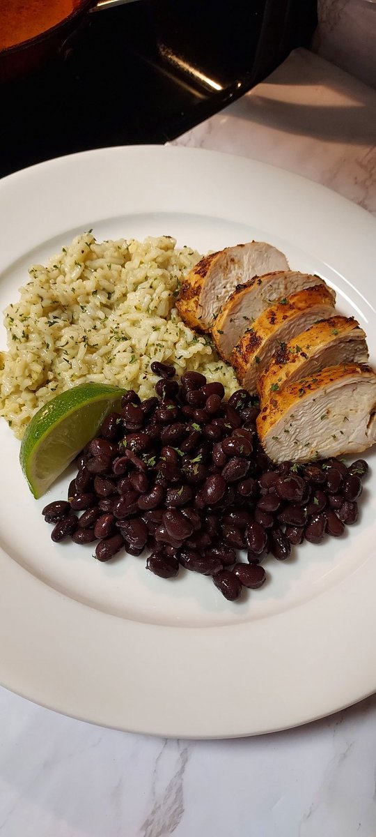 MissGabbyGuns's tweet photo. My zero guilt dinner! Mojito lime marinated chicken, seasoned black beans and cilantro lime rice π #ChefGabby https://t.co/DV2d6txUK0