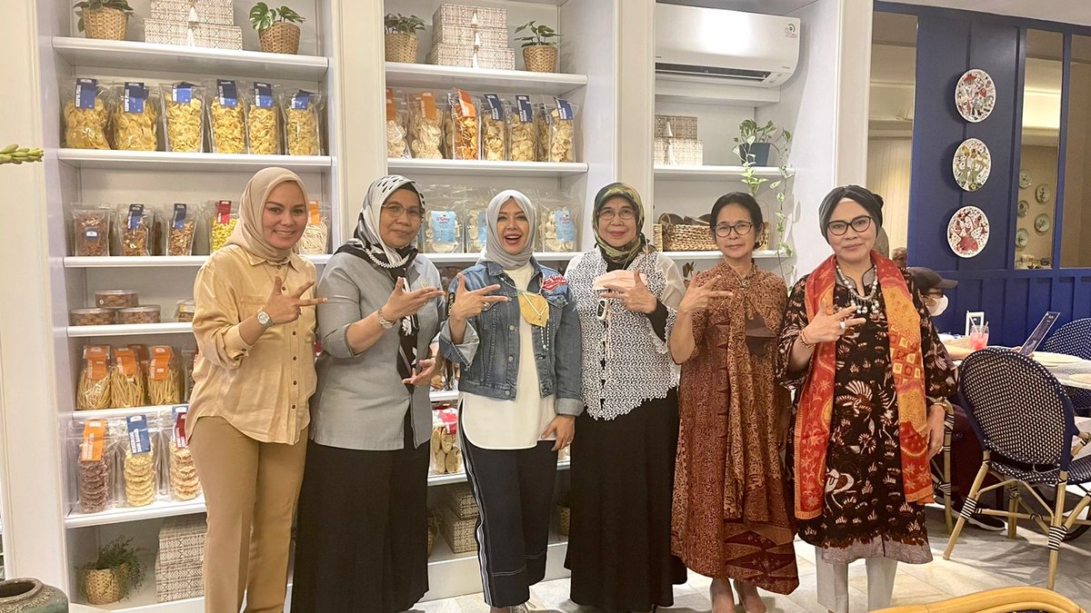 emmayohanna_'s tweet photo. Menikmati sore yg indah dg hidangan cemilan dan minuman yg lezat di NUR Corner bersama Uni @Astriasgani dan teman2 IJP...alhamdulillah ketemu ownernya yg cantik dan supel..@nurasiauno ..peduli UMKM. https://t.co/HGQAb6xlTE