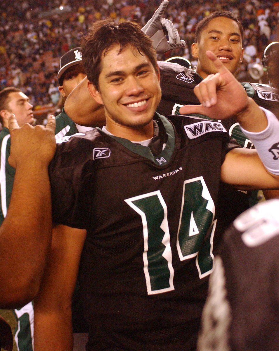 UsoJ007's tweet photo. Aunty, itβs been a year since your passing and I love and miss you so much! Thank you for being another mother figure in my lifeπAfter a great call from @Coach_TChang I am blessed for the offer to The University of Hawaii! This oneβs for you aunty Fauπ€πΎ #BRADDAHHOOD https://t.co/sYzGAuf5jS