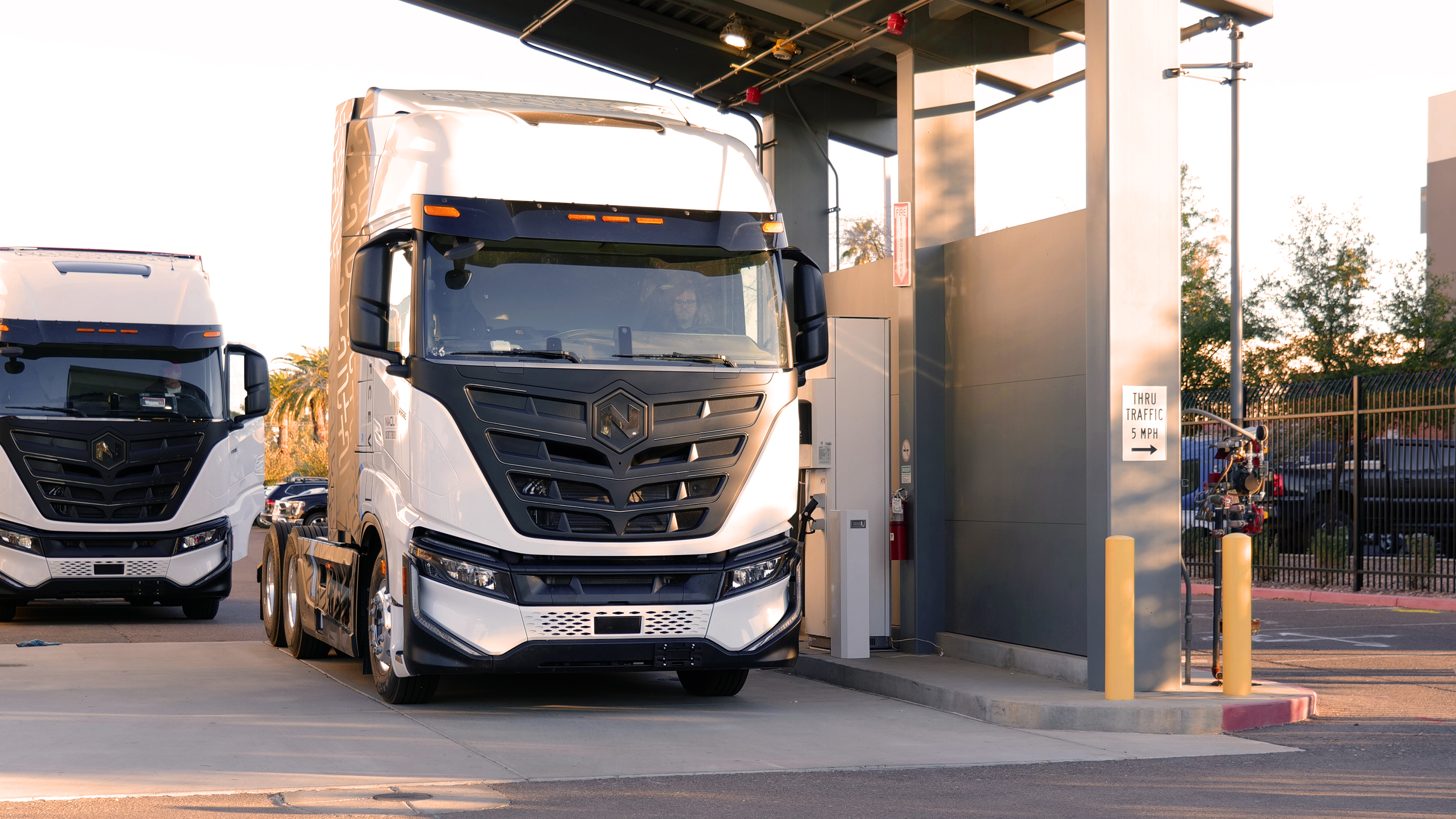 NIKOLA Tre tankt an Nel Asa Tankstelle in Arizona