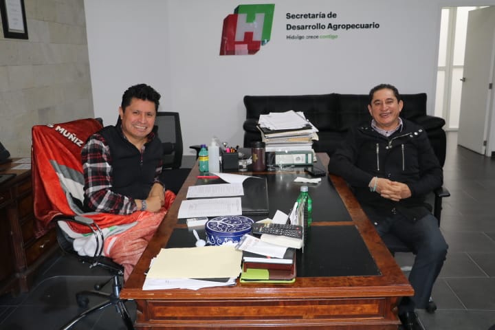 Neltiliz_tli's tweet photo. Me dio mucho gusto saludar a mi amigo @Paco_GlezV, dirigente de la @Cnc_Hgo, con el objetivo de dialogar acerca del panorama del sector agropecuario en este año. En el @gobiernohidalgo de @Omarfayad seguimos trabajando de manera coordinada con todas las organizaciones campesinas. https://t.co/8MpAsVh8n1