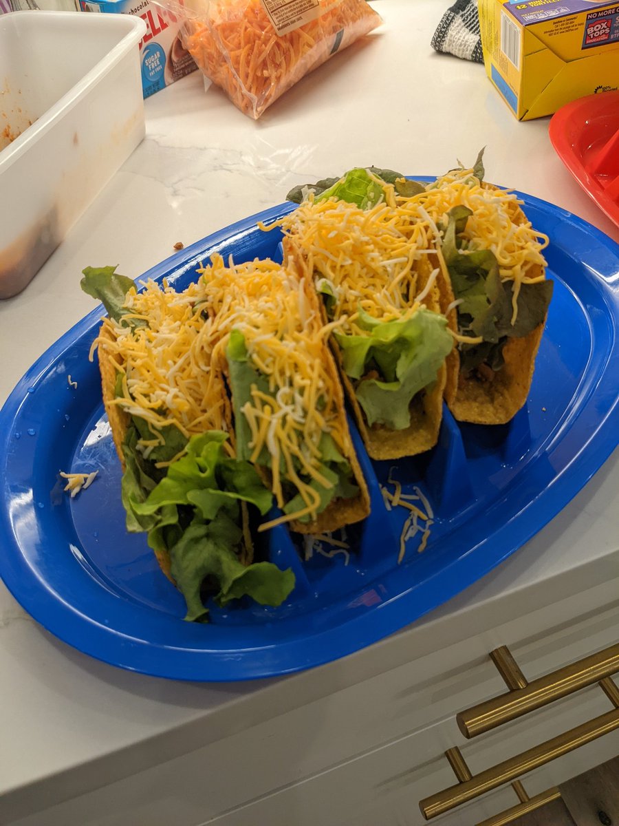ybruzual's tweet photo. 🌮 🥬Special #TacoTuesday at our house. This lettuce was grown at our son's school garden. #fresh #lettuce #healthy #impressed #socrisp https://t.co/F9L0CcOQbF