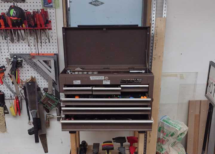 TheMakeSpaceSC's tweet photo. MakeSpace member Jonah donating this great toolbox! Many thanks! https://t.co/pIOgqb5MVo