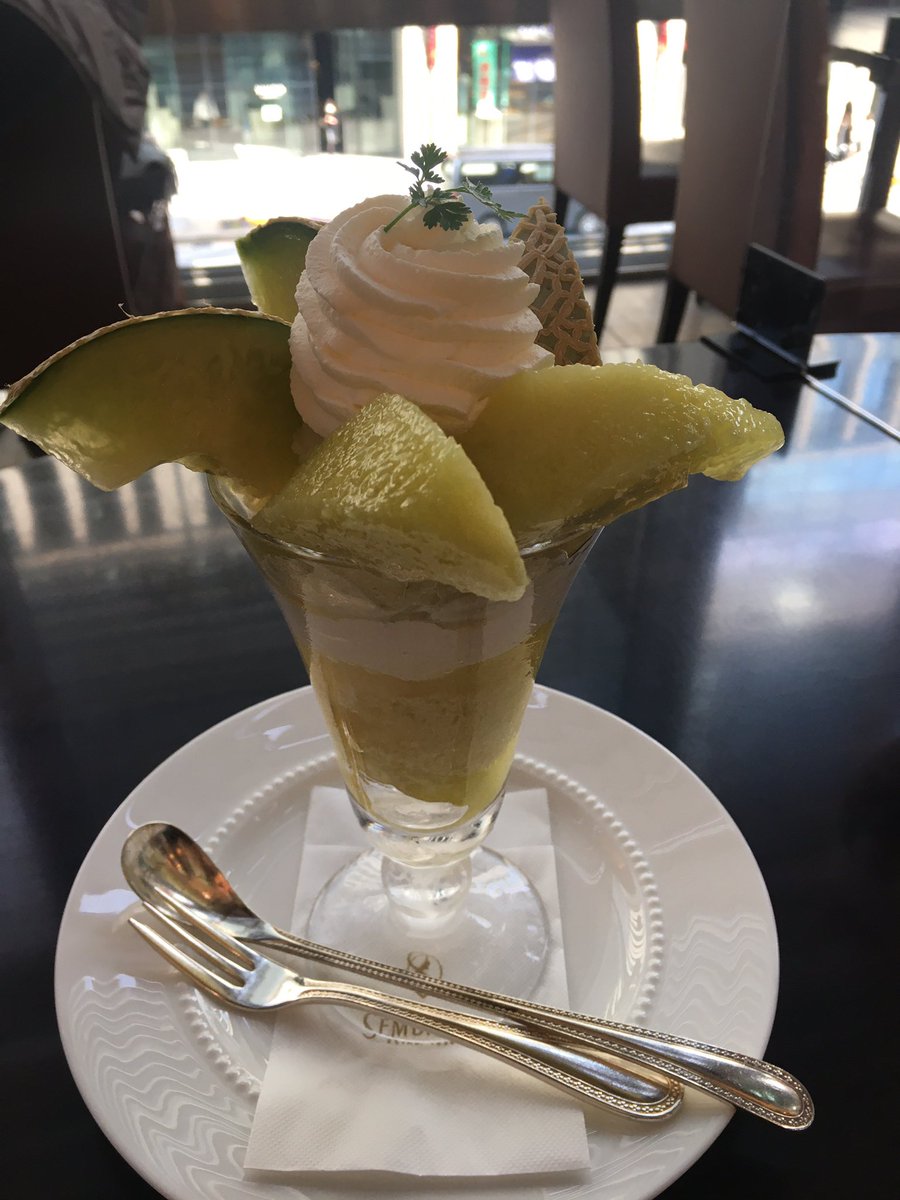 moco5544's tweet photo. 昨日はお仕事お休みで、諸々の用事を済ませたく三越前へ。
ここの所、体調不良でどこにも行かれず、やっと回復したから自分ご褒美(とことん自分に甘いので😅)
千疋屋のマスクメロンパフェ❤️
美味しい〜〜！
大満足😊 https://t.co/J66DaeaiDX