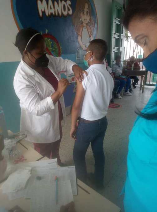 GrauG13's tweet photo. #Bolívar💉| Se realizó jornada de vacunación contra el Covid-19, en diversas instituciones educativas del Municipio Angostura del Orinoco, con el fin de garantizar la salud del semillero de la Patria. 🇻🇪

@_LaAvanzadora
@RosangelaOrozco
@Danielcustodio3
#VenezuelaTriunfaEnLaONU https://t.co/22I3in97b8