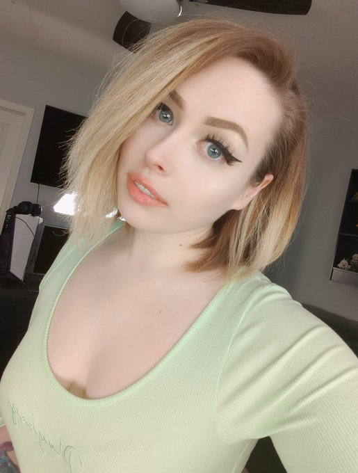 Watch Rey 🐉's leaked NSFW photo on TwXstars