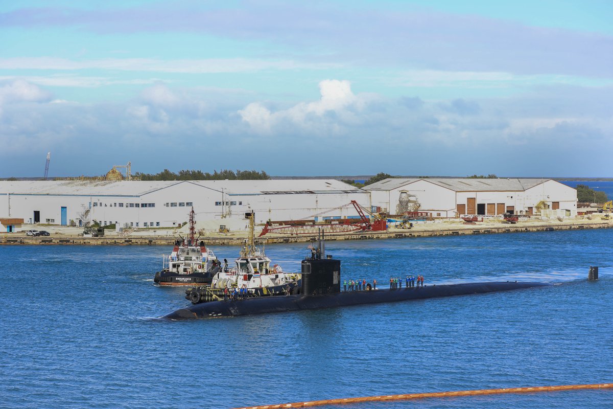 USNavy's tweet photo. Hello, Guam 👋 🇬🇺

The Los Angeles-class fast-attack submarine #USSAsheville (SSN 758) prepares to moor to #USSEmorySLand (AS 39), in Apra Harbor, Guam, Jan 21.

Asheville is one of multiple forward-deployed submarines assigned to Commander, Submarine Squadron 15. https://t.co/4uVuAbTNv1