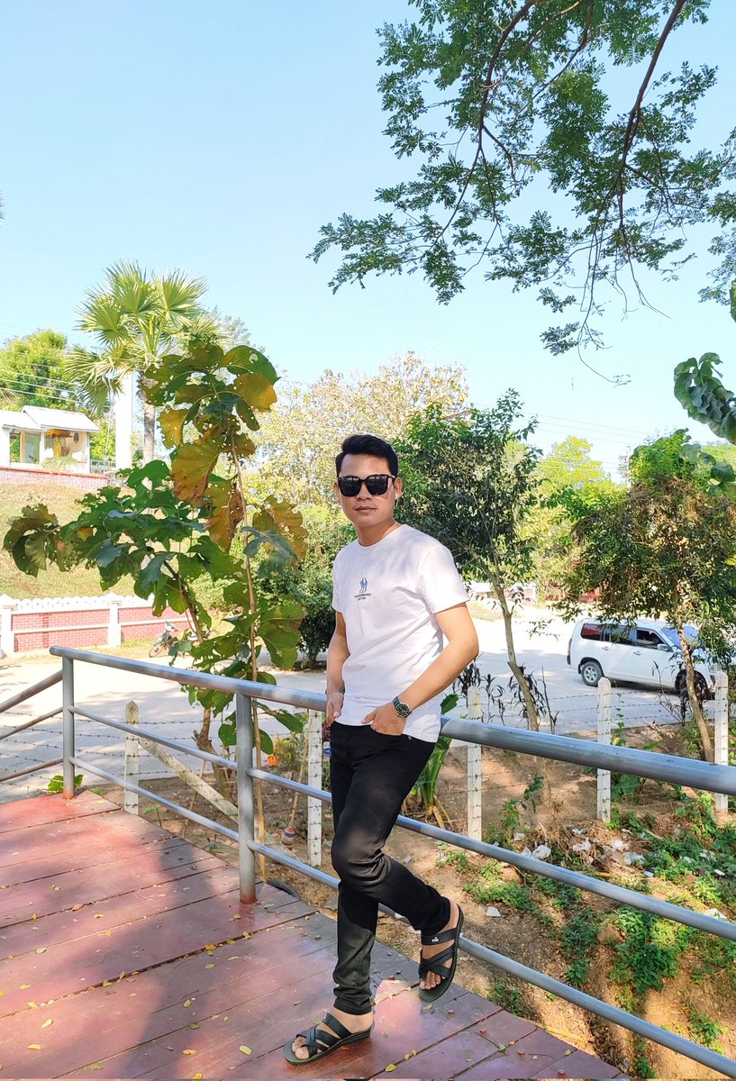 SoeMinnThant9's tweet photo. Love me like u do. https://t.co/NYerXUKVCj