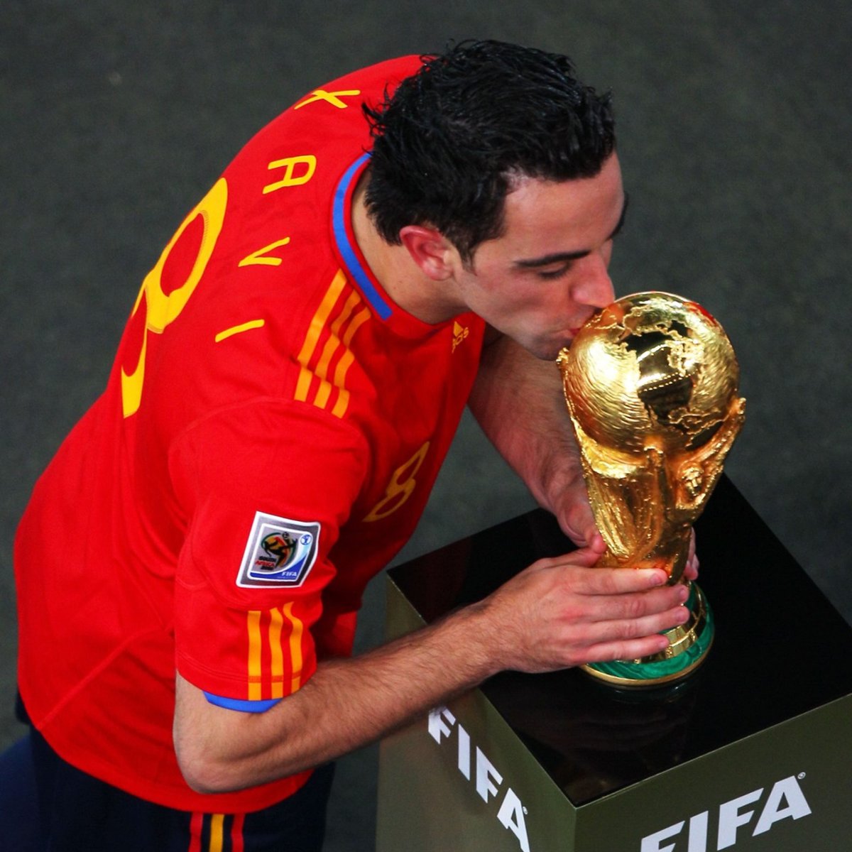 Campeón del mundo, bicampeón de la Euro, tripletes, sextete, finalista del Balón de Oro y ganador de todo con el club de su vida. El organizador del mejor Barça de la historia y de la mejor España de todos los tiempos. Mediocampista legendario. Fútbol puro.

¡FELICES 42, XAVI!