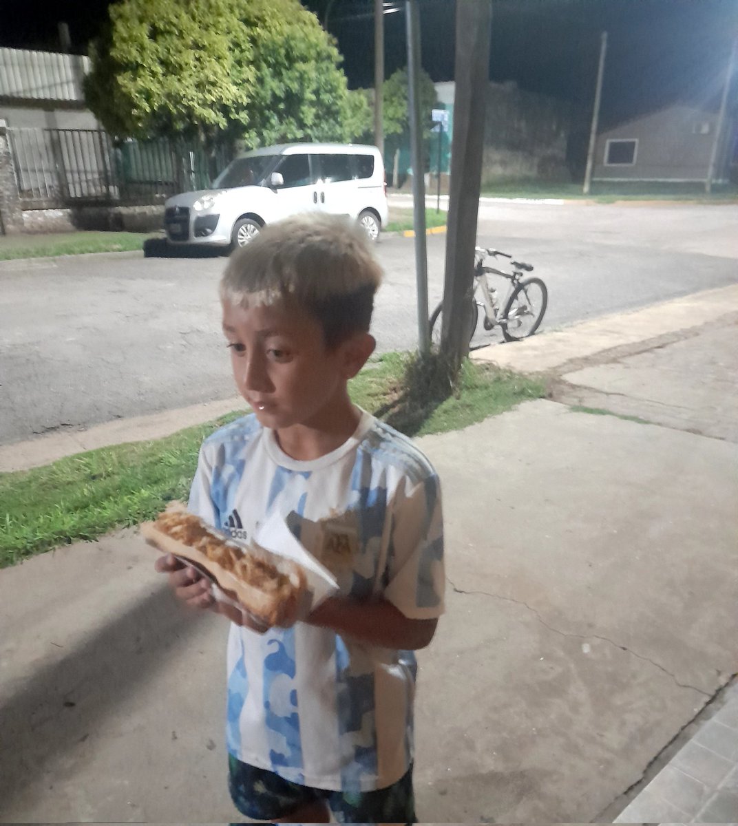 Lo mandaron a comprar un paquete de salchichas y  volvio con un super pancho 🤦‍♂️