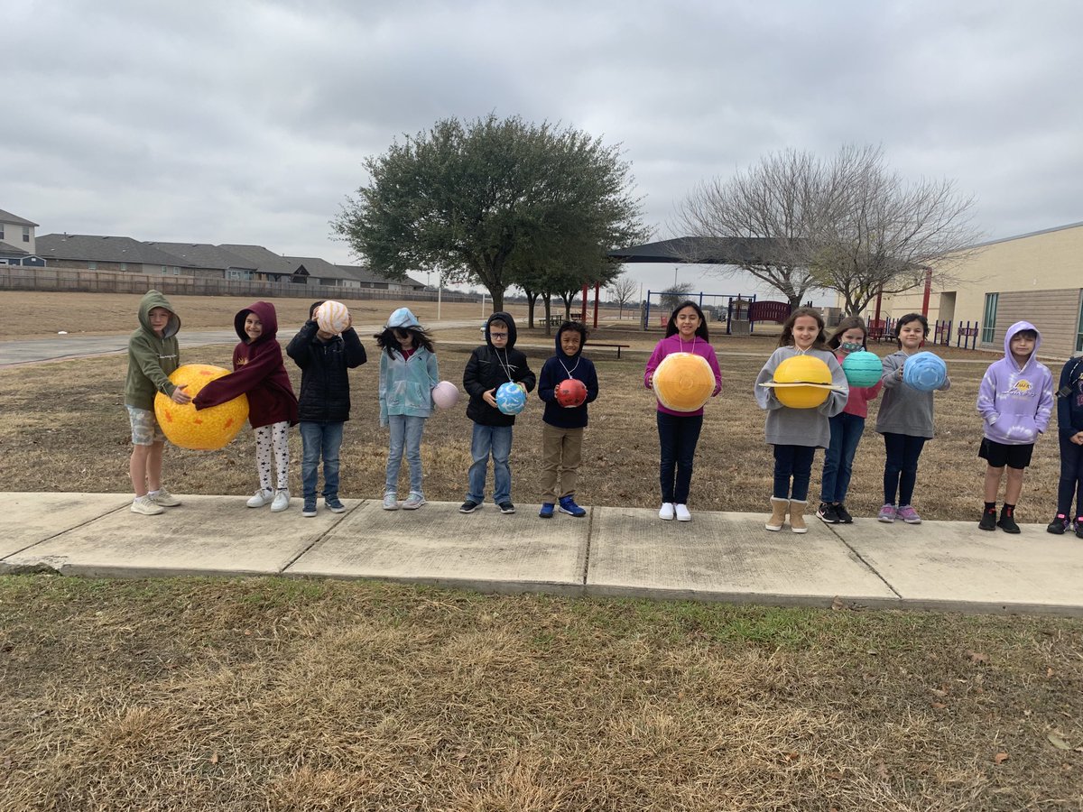DesireeOlmos3's tweet photo. ⁦@FEScomal⁩ Thank you Freiheit PTA for our solar system model. We loved modeling the relative distance from the sun! https://t.co/tqcLVaRnL3