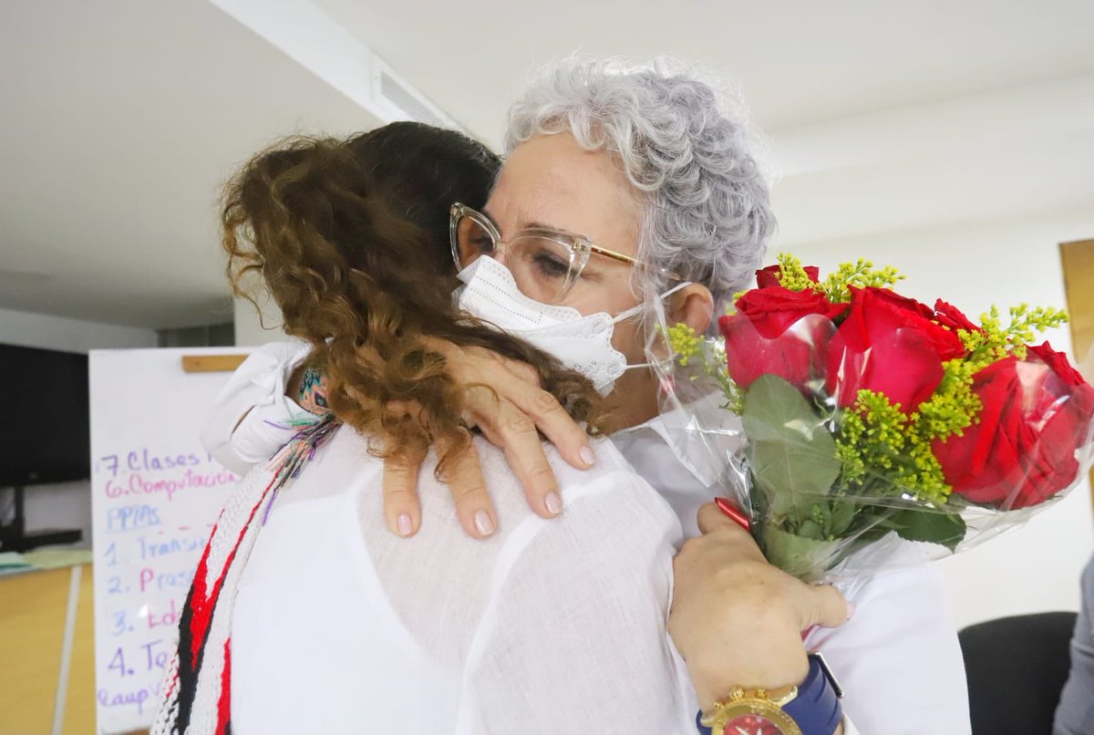 Olgaelvira's tweet photo. Es la profe Mónica López Marrugo una mensajera de amor del San Felipe Nery. Me quedo con su mensaje de paz, su valentía, su ser MAESTRA. https://t.co/ofFCgThKNI