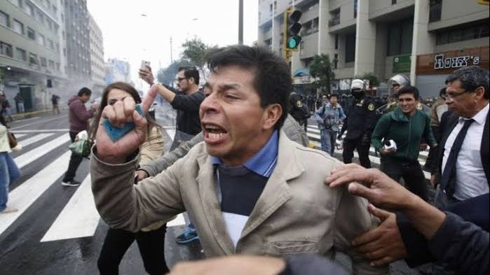 mrsombra_pe's tweet photo. Castillo dice que la Constitución no garantiza ningún derecho, pero dice que el derecho a la huelga está contemplado en la Constitución. #VerguenzaNacional
#ConcluCASTILLO2 
📌 Decídete pues imbé*** https://t.co/YPVgfwhzrB