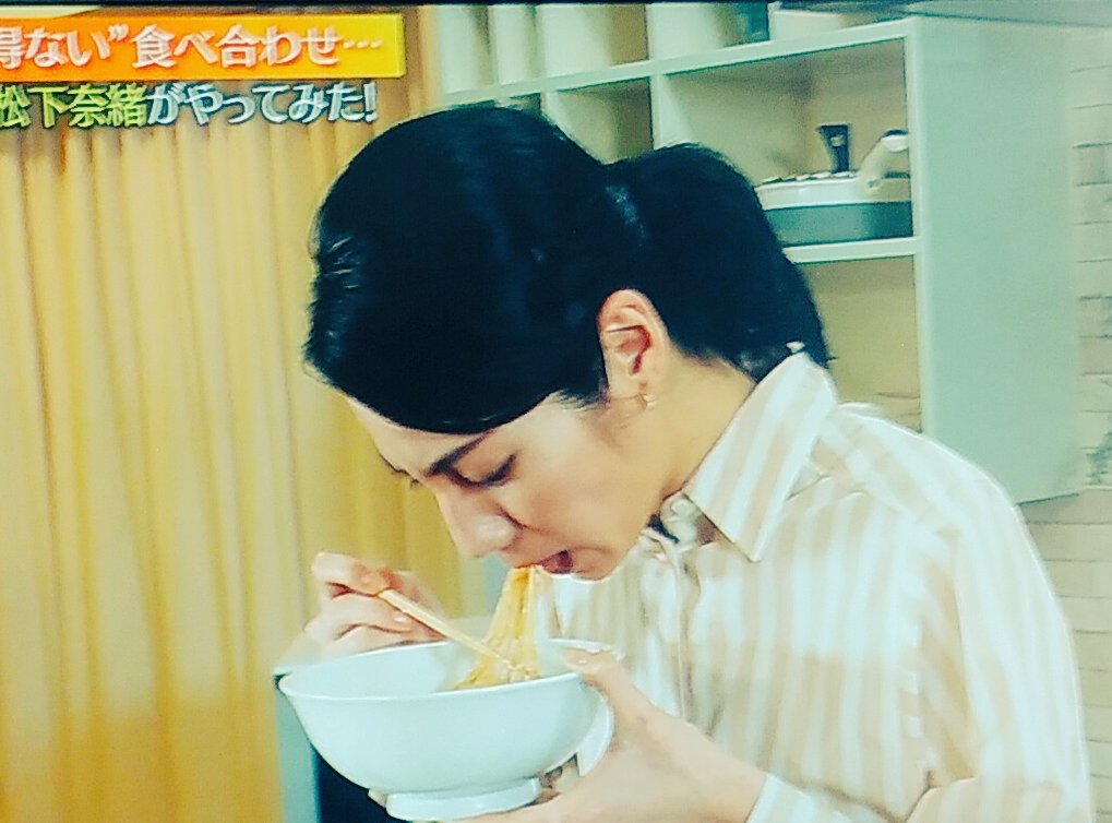 reo_naniwa's tweet photo. #ガイアの夜明け #味覚センサー #レオ #AISSY
#ラーメン × #プリン
データ上 美味らしい…
調理中 顔歪んでますが…試食
→#松下奈緒 さんの顔!!極端に笑顔に換わる🍜え あり?
他にも
#バナナ × #しらす
#納豆 × プリン
#明太子 × #りんご 等…
#松下奈緒 さん #お仕事お疲れ様ですwww #食の科学 https://t.co/CgYRPbBA02