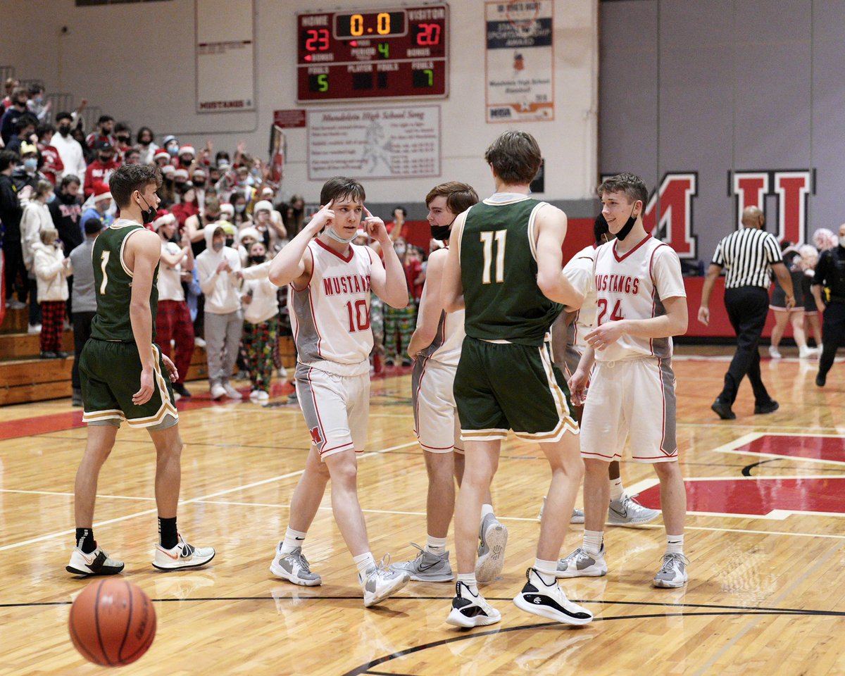 thefuturepix's tweet photo. In a game in which EVERY possession was critical, @tylermoenning chases down a loose ball, adds crucial scoring and runs the floor like a general in Mundelein HIgh School’s 23-20 victory over Stevenson. https://t.co/frKmKdTKzJ
