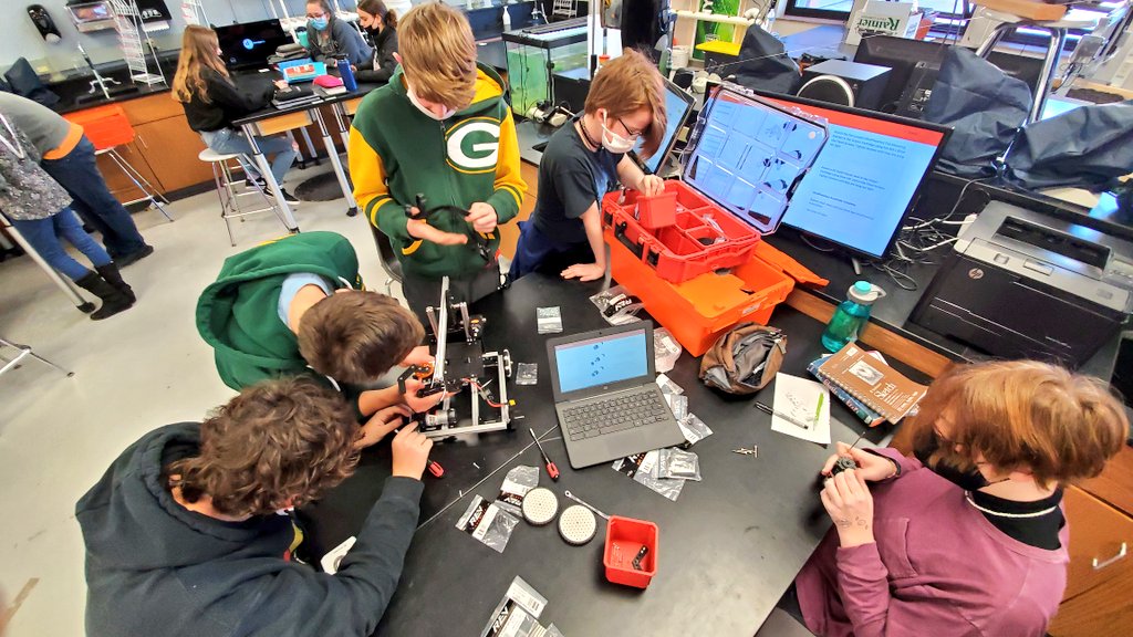 dotsciguy's tweet photo. Many @StFrancisSDWI Ss hands make light work as Ss w/ completed bots helped others to finish their @REVrobotics #classbots. #STEMeducation #STEMEd #robotics @FIRSTweets #classpack #omgrobots #hardestfunintheclassroom https://t.co/rdQct10uIK