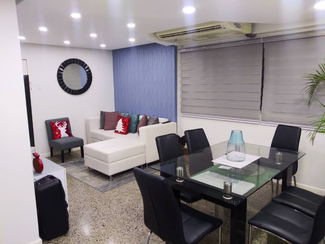 Wilfredosky's tweet photo. Apartamento urb. Bararida 2
88 m
4 habitaciones (2 con aire tipo split) los 4 con sus closet
1 baño 
Cocina moderna se queda (horno y tope)
Lavadero
Sala
Comedor
1 puesto de estacionamiento 
1 aire 3 toneladas

Se queda un mueble para la sala

🔑 precio $22.000 (negociable) https://t.co/A14aIlZImG