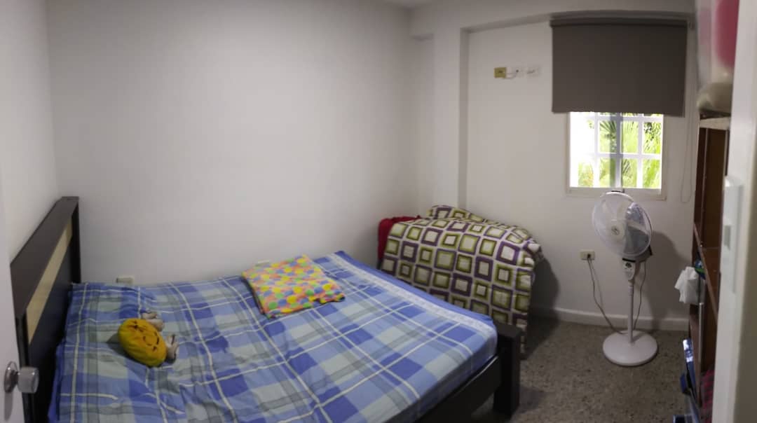 Wilfredosky's tweet photo. Apartamento urb. Bararida 2
88 m
4 habitaciones (2 con aire tipo split) los 4 con sus closet
1 baño 
Cocina moderna se queda (horno y tope)
Lavadero
Sala
Comedor
1 puesto de estacionamiento 
1 aire 3 toneladas

Se queda un mueble para la sala

🔑 precio $22.000 (negociable) https://t.co/A14aIlZImG