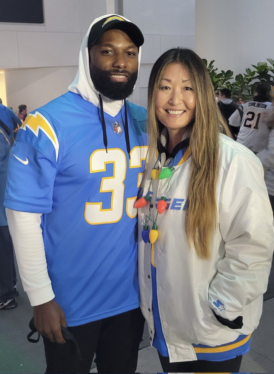 JenniferMills21's tweet photo. If you want me to do a raffle giveaway for this jacket…give this post a retweet. #BoltUp 

#PepsiROY + Rashawn Slater https://t.co/6Oj2pWRwF8