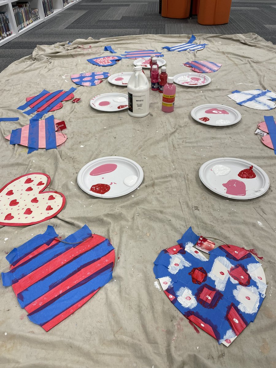 PineCrestAux's tweet image. Today’s #TransformationTuesday showcases our #PCEnrichment program Crafts &amp;amp; Cricuts Club. Ss tapped into their #PCCreativity by painting wooden hearts and then adding their own name or phrase.
#PCAfterSchool 💕🐾💚