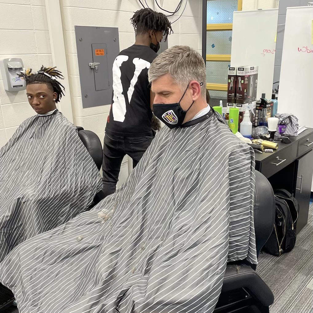 CTE_DIST215's tweet photo. Thank you Principal Rucinski @RucinskiBrian for stopping by the barbering studio for a hair cut. Your support is appreciated! https://t.co/BaXMbh9pLD