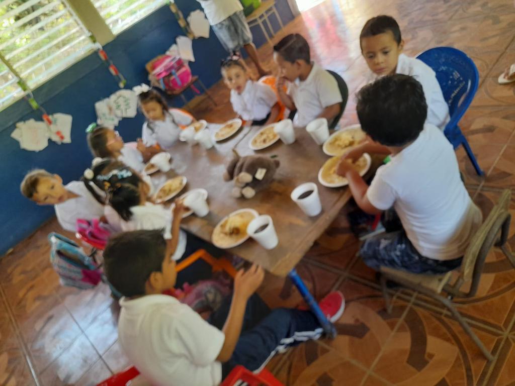 Con alegría y entusiasmo niños y niñas de #SanRafaelDelSur consumiendo su Merienda Escolar que garantiza el desarrollo integral y nutricional en nuestros estudiantes en su #BuenCicloEscolar22
#EnVictoriasEducativas por gracias de Dios 🎉