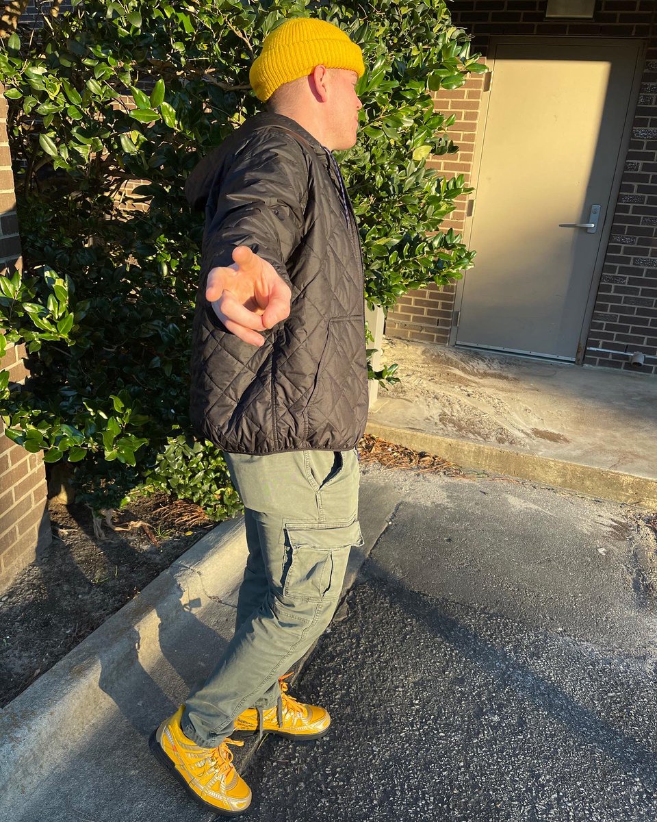 Jharrelson45's tweet photo. Even with your hands out you still can’t  reach me 🟡✌🏽 https://t.co/u6VBmiFcGf