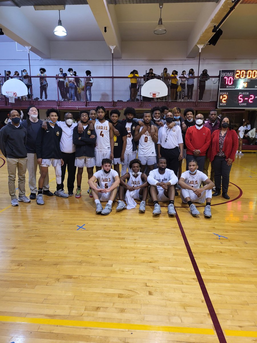 Congrats to <a href="/LMSAEagles/">Lindblom Eagles</a> <a href="/basketball_lmsa/">Lindblom Basketball</a> Varsity for their win against Hubbard tonight - 70 - 61 - Senior Night. Swoop to seniors Oscar Aguirre, Marcus Jackson, Reggie King, and Zach Royster! <a href="/CPSNetwork16/">CPS Network 16</a> #ProtecttheNest #SwoopSwoop 🦅🏀🟡🔴