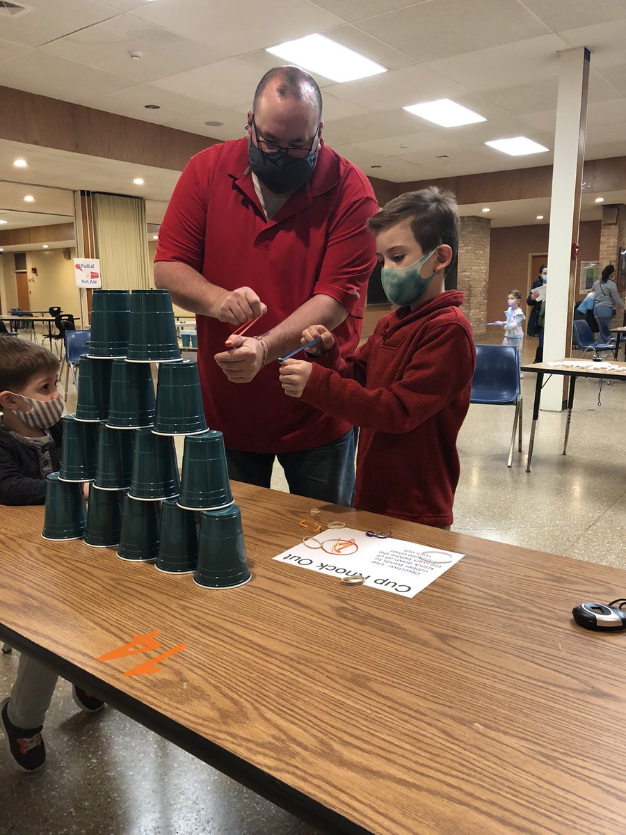 ekellygorman's tweet photo. So nice to see our Elwood families back in STEAM action this evening. Great job @techgirlkris, @MrsDValle &amp; @PamFine7 ~ and thank you to our teacher volunteers. 💙🤍💙 https://t.co/CLIBuohwAR