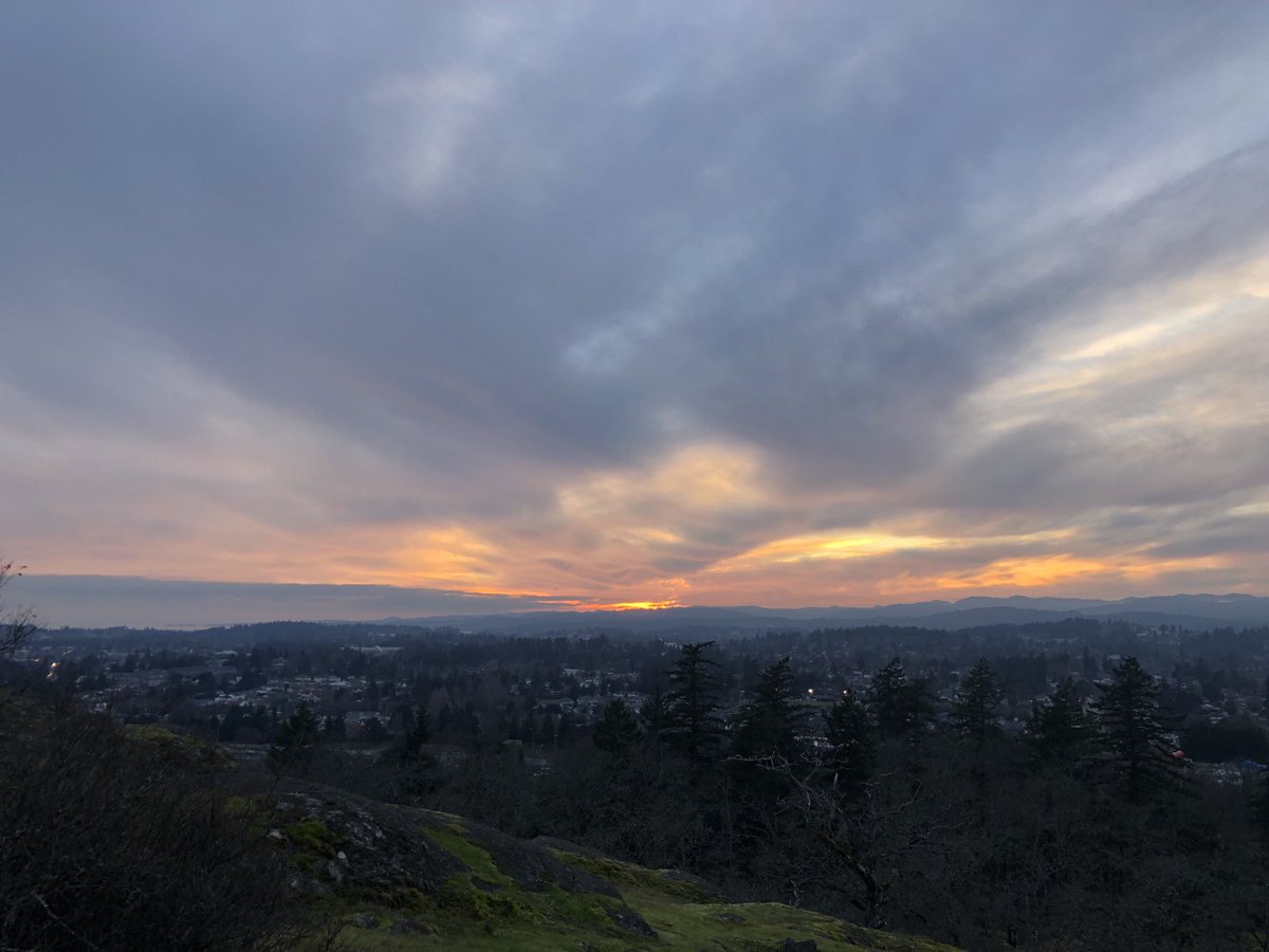 armelcastellan's tweet photo. I knew the potential was high for a quality sunset tonight, but I have to admit that I figured it was over and then it just kept getting better & better! #PianoPracticeCommuteBonding #FatherDaughter #BCSunset #BCColour https://t.co/xlEmdpuGBW