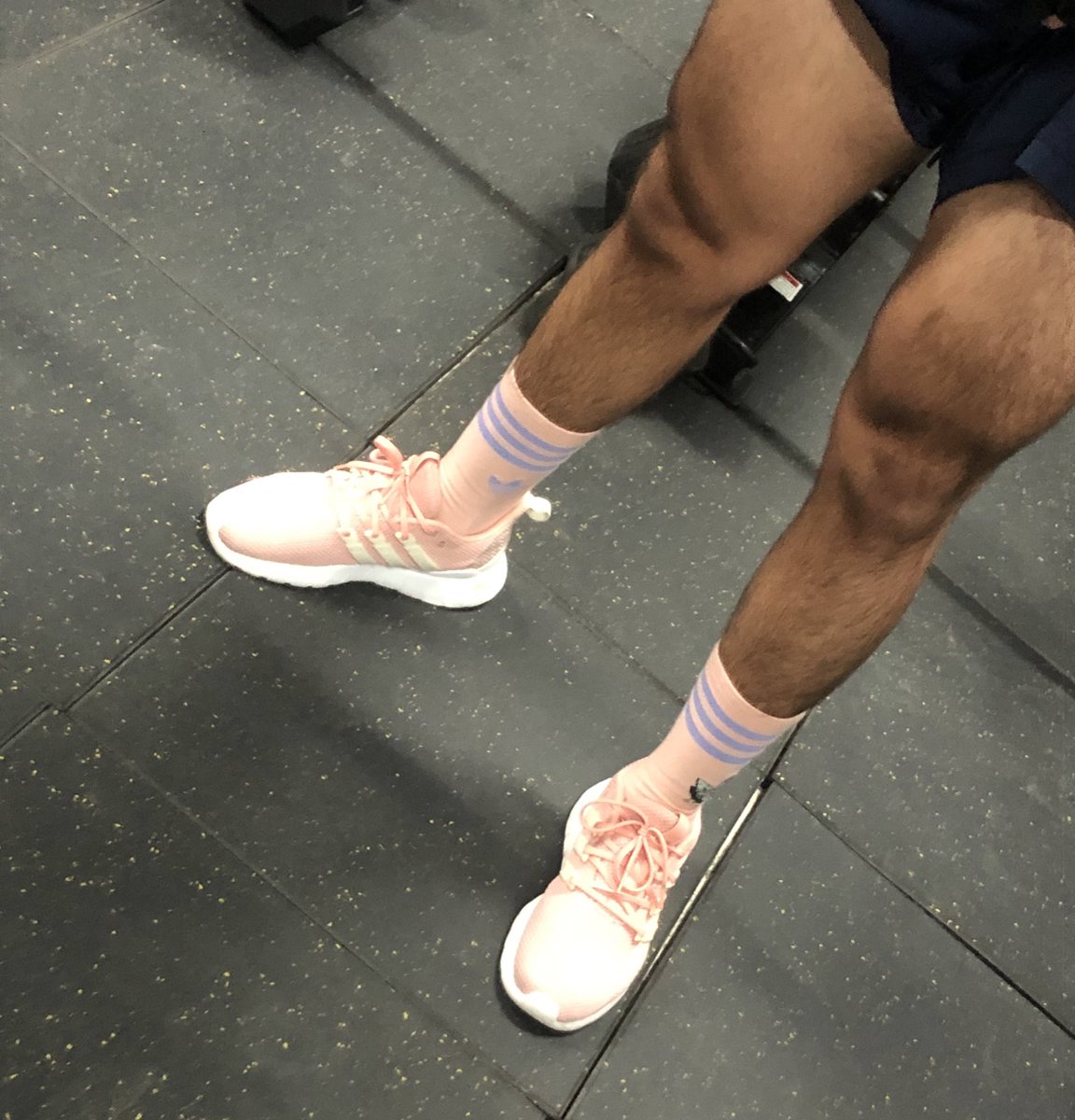 Puse aleatorio en Apple Music el día de piernas y two feet lo volvió un poco sexoso