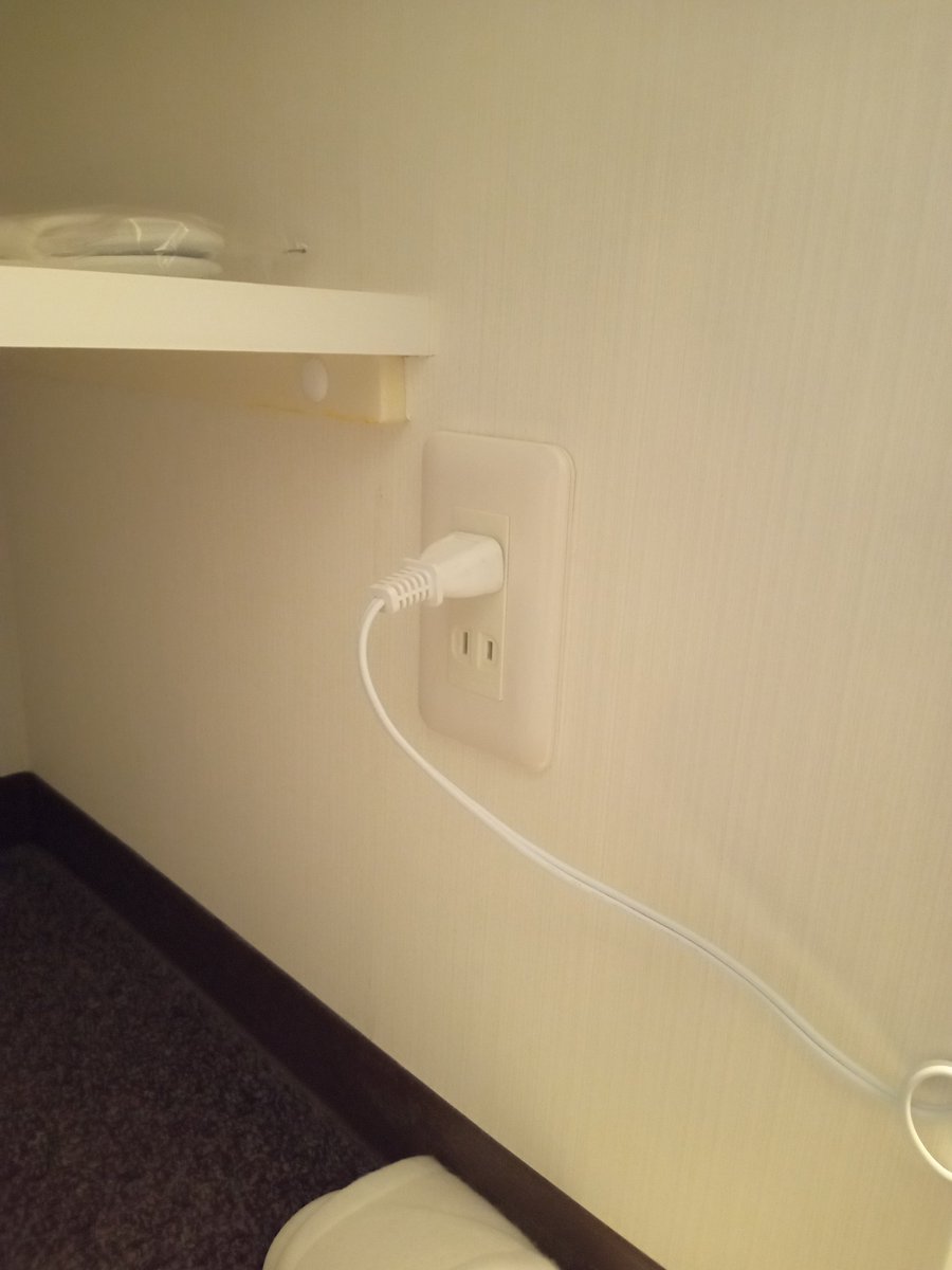 vanillaki's tweet photo. 今月も用があって都内のビジホに泊まってるんだけど、このお部屋には電源がデスクにひとつ、ドア近くにふたつあるだけっ！ベットまわりにも無いのだ。バスルームにも無いのだ。
スマホ充電、加湿器、ドライヤー、湯沸しポット、同時に使いたい。
わんこ🐶🐶に会いたい
#柴犬のいる暮らし　#ビジホ https://t.co/uLcUL0LYu4